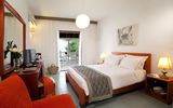 Helles und gemütliches Doppelzimmer mit modernem Komfort, Balkon mit Sitzgelegenheit und Blick ins Grüne – ideal für entspannte Urlaubstage.
