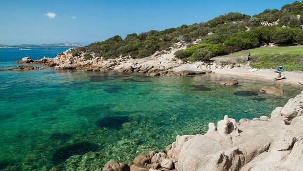 Badebucht mit klarem Wasser vor Hotel La Bisaccia in Sardinien, Italien