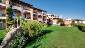Außengelände vor dem Grand Hotel Porto Cervo auf Sardinien in Italien