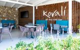 Moderne Café-Bar mit stilvoller Einrichtung, gemütlichen Sitzgruppen und offenem Ambiente – ideal für entspannte Momente bei einem Kaffee oder Cocktail in angenehmer Atmosphäre.