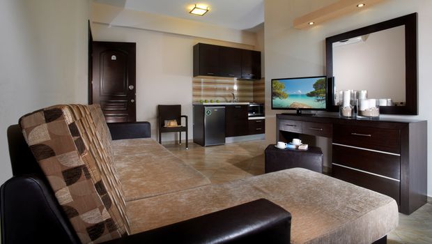 Modern eingerichtetes Apartment mit Küchenzeile, gemütlicher Sitzecke und Flachbild-TV – ideal für entspannte Urlaubstage mit Selbstverpflegung.