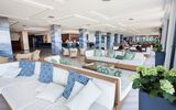 Helle und großzügige Lobby mit stilvollen Loungemöbeln und modernem Design – einladender Ort für entspannte Momente und erste Urlaubsfreude beim Check-in.