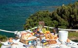 Frühstück am Meer im Hotel La Bisaccia in Sardinien, Italien