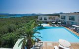 weiter Ausblick über das Hotel Petra Bianca auf Sardinien in Italien