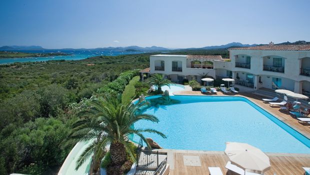 weiter Ausblick über das Hotel Petra Bianca auf Sardinien in Italien