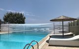 Einladender Außenpool des Ersi Spa mit komfortablen Liegen und Sonnenschirmen – perfekte Kulisse für entspannte Stunden unter der griechischen Sonne.