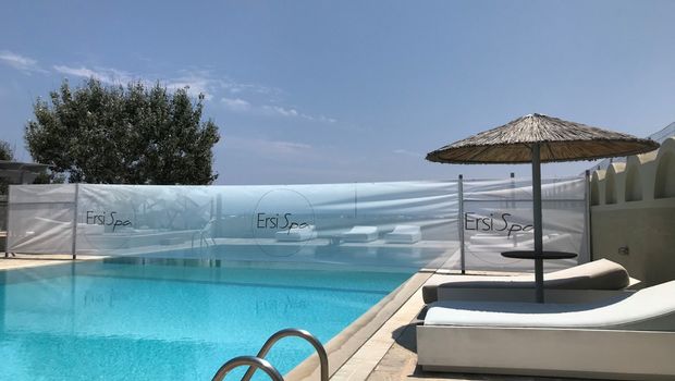 Einladender Außenpool des Ersi Spa mit komfortablen Liegen und Sonnenschirmen – perfekte Kulisse für entspannte Stunden unter der griechischen Sonne.