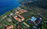 Weitläufige Hotelanlage mit mehreren Pools, Tennisplätzen und direkter Lage an der Küste – eingebettet in eine grüne, hügelige Landschaft mit traumhaftem Blick aufs Meer.