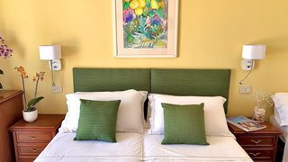 grüne Außenanlage vor Hotel Terme la Pergola auf Ischia, Italien