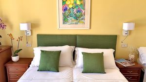 grüne Außenanlage vor Hotel Terme la Pergola auf Ischia, Italien