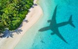 Flugzeugschatten auf Strand