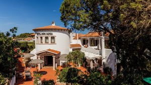 Eingang von Hotel Mon Repos mit typischer Architektur in Sardinien, Italien