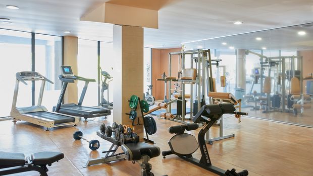 Modern ausgestatteter Fitnessraum mit Tageslicht – ideal für sportlich aktive Urlauber.