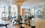 Modern ausgestatteter Fitnessraum mit Tageslicht – ideal für sportlich aktive Urlauber.